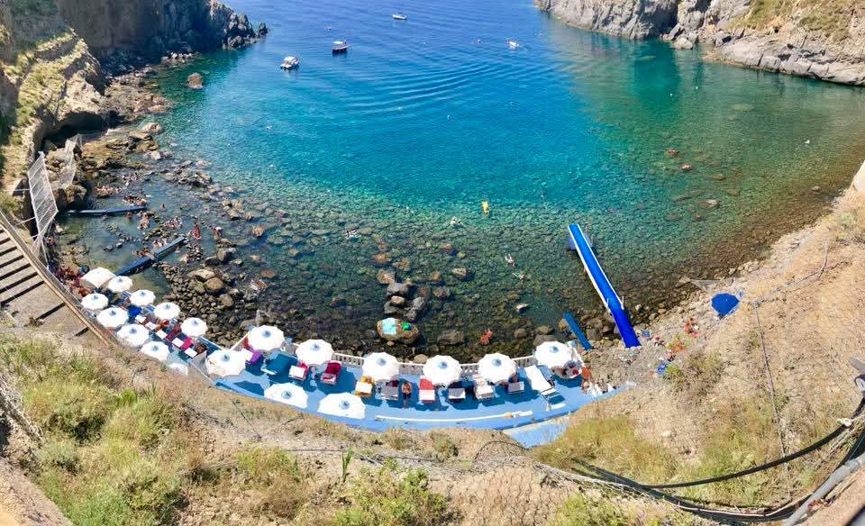Baia di Sorgeto con sorgenti termali — 4