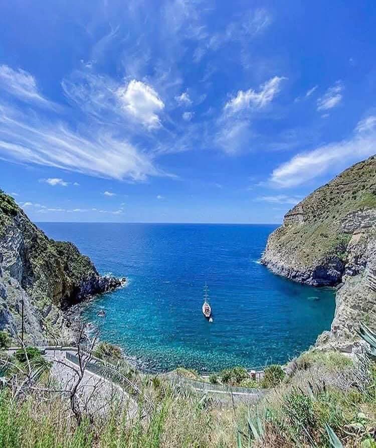 Baia di Sorgeto con sorgenti termali — 2