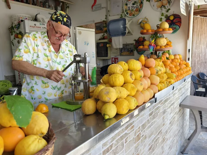 Enzo «La Bomba» prepara una spremuta fresca al suo chiosco a Sant'Angelo