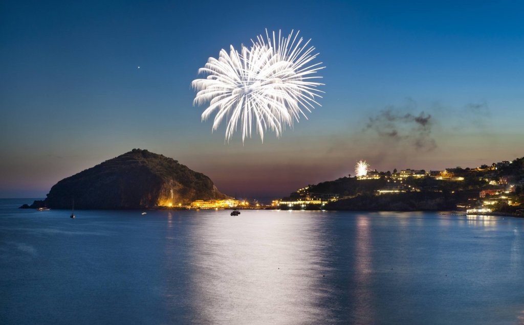 Sant'Angelo al crepuscolo con un fuoco d'artificio sopra la baia
