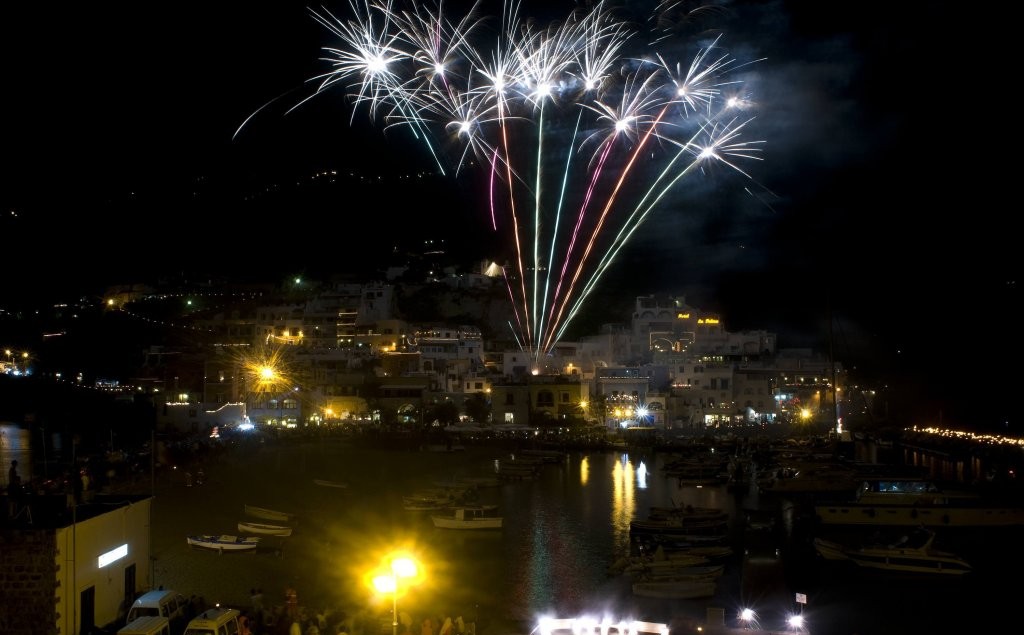 Fuochi d'artificio sopra il borgo di Sant'Angelo nella notte di San Michele