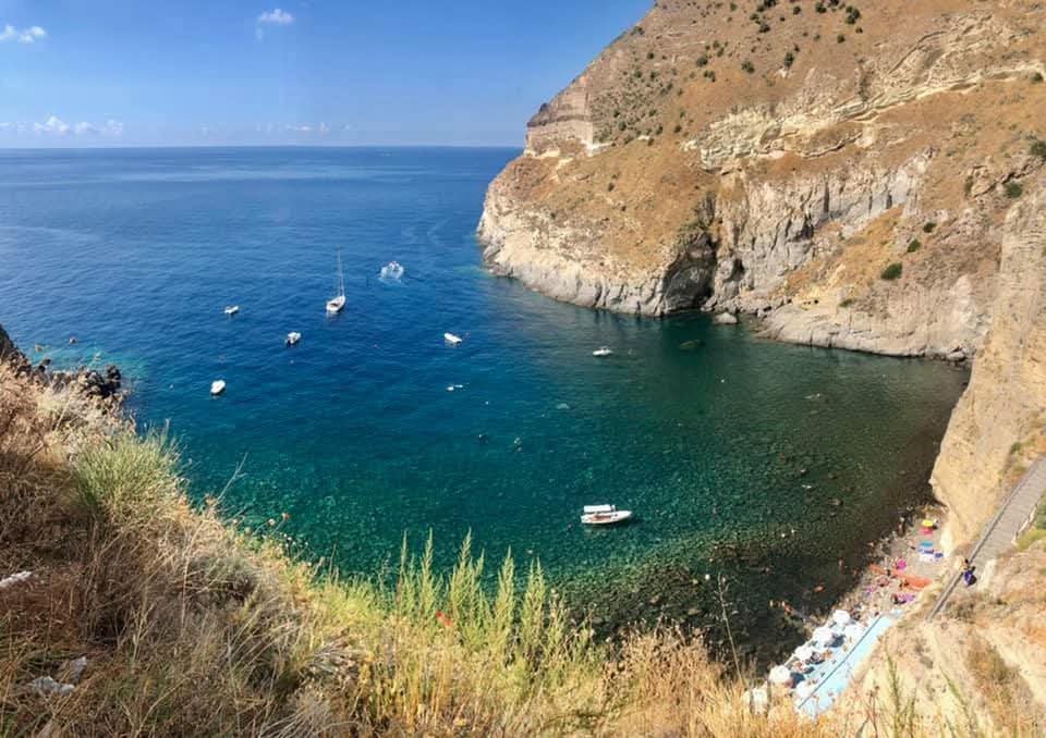 Baia di Sorgeto con sorgenti termali