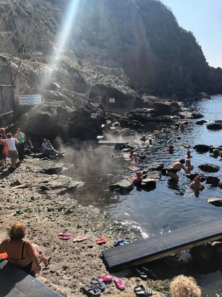 Baia di Sorgeto con sorgenti termali — 3