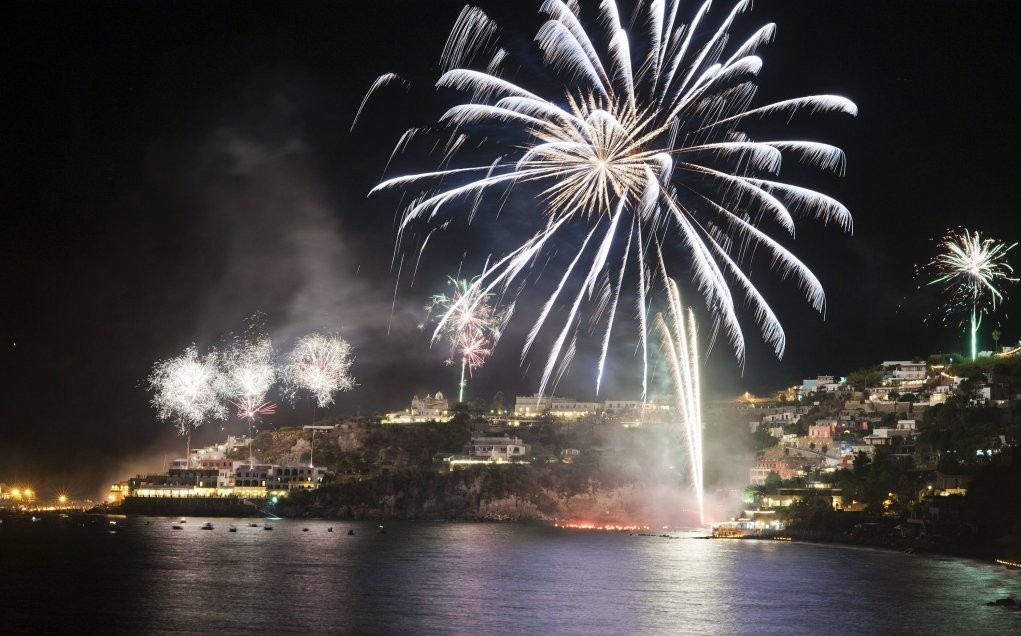 Il borgo e la baia di Sant'Angelo illuminati nella notte di San Michele