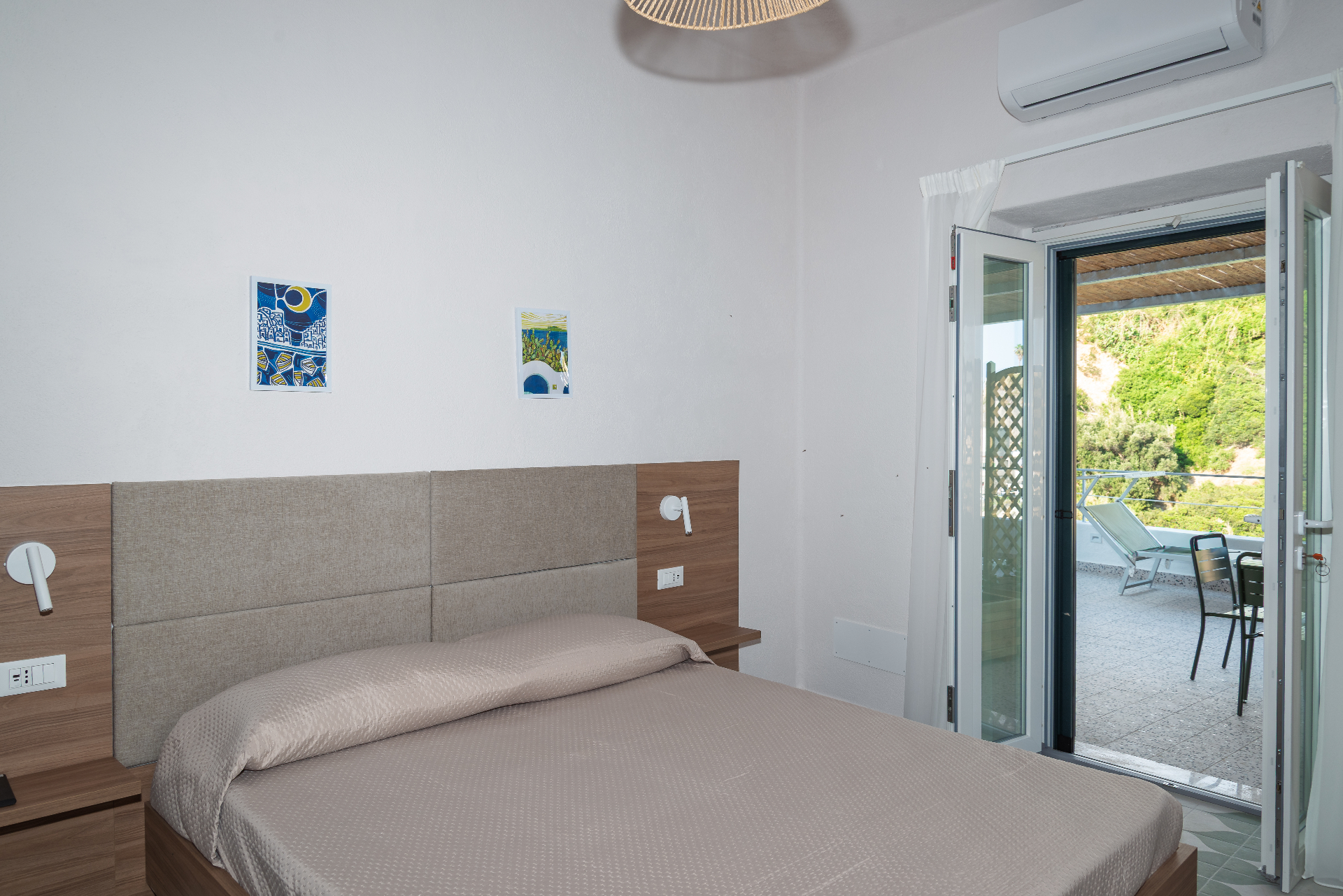 Camera Vasame con porta finestra aperta sulla terrazza